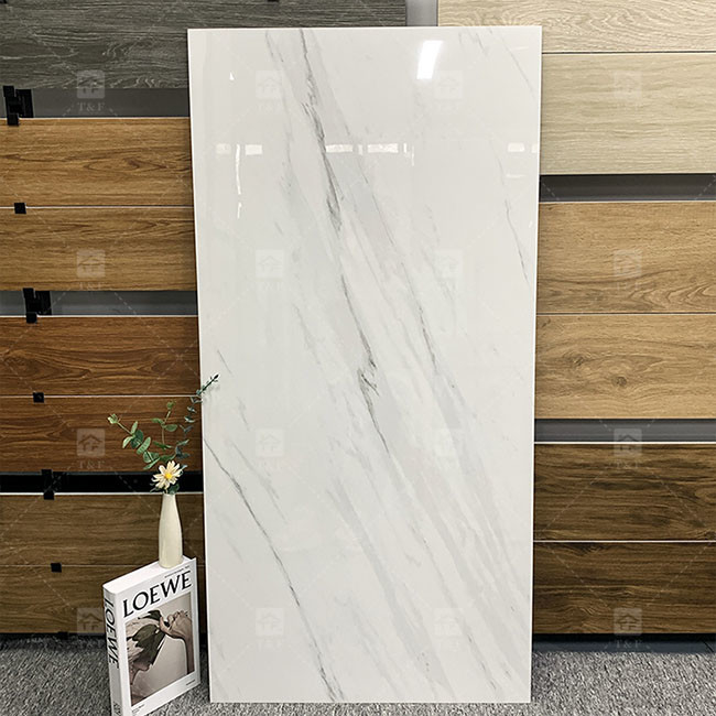 600x1200mm Υψηλό γυαλιστερό Carrara λευκό γυαλιστερό γυαλιστερό πλακάκι για πάτωμα Μαρμάρινο πορσελάνη πλακάκια