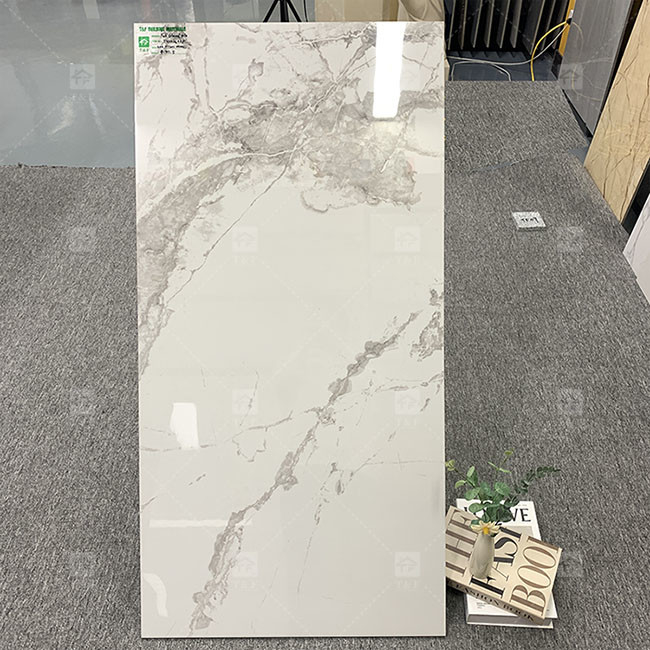 600x1200mm Υψηλό γυαλιστερό Carrara λευκό γυαλιστερό γυαλιστερό πλακάκι για πάτωμα Μαρμάρινο πορσελάνη πλακάκια