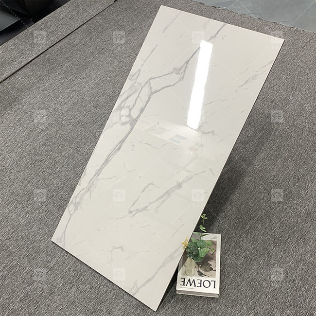 600x1200mm Υψηλό γυαλιστερό Carrara λευκό γυαλιστερό γυαλιστερό πλακάκι για πάτωμα Μαρμάρινο πορσελάνη πλακάκια